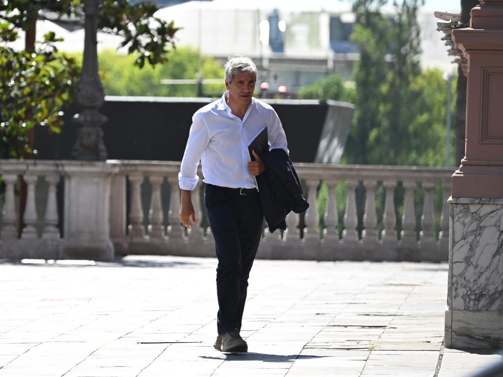 El Gobierno refinanció la deuda en pesos y estiró la mitad de los pagos hasta marzo El Gobierno refinanció la deuda en pesos y estiró la mitad de los pagos hasta marzo