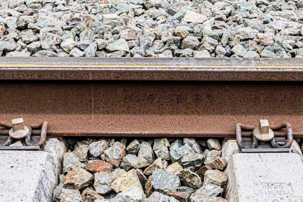 El Iryo empezó a descarrilar desde un tramo de la vía sin renovar y fabricado en 1989