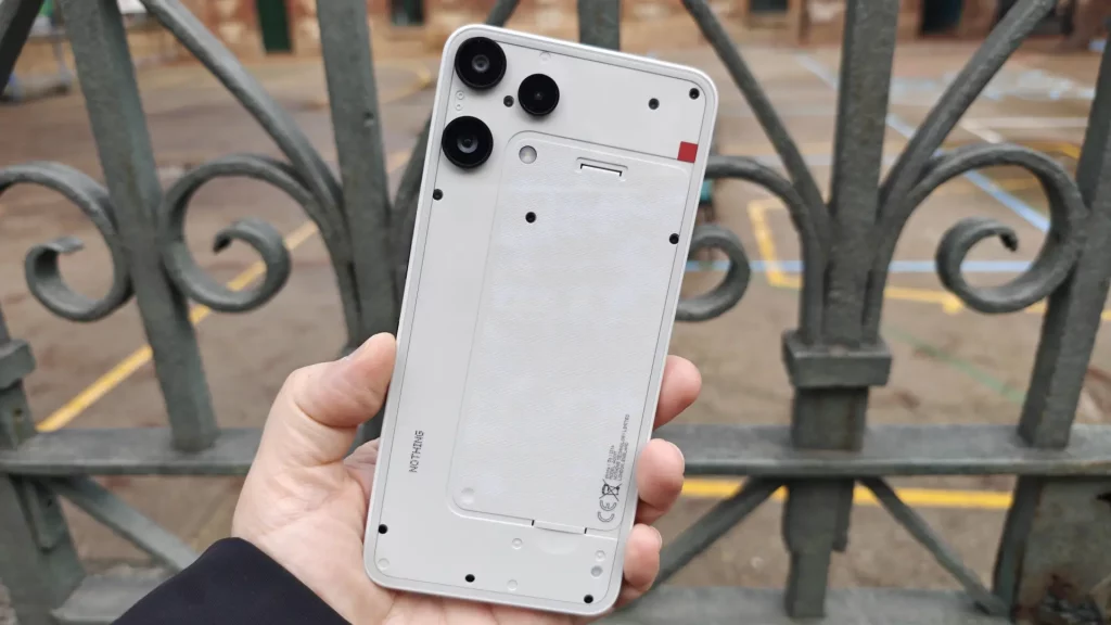 El Nothing más atípico y minimalista es también un buen móvil económico