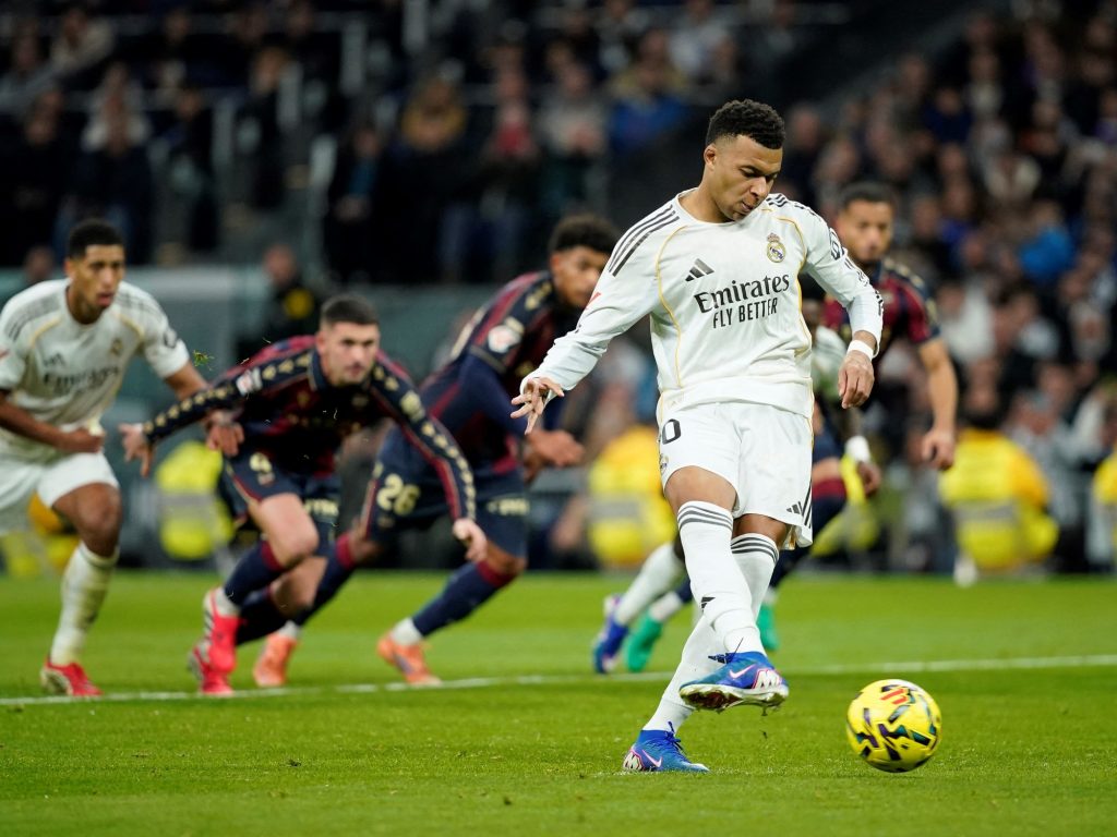 El Real Madrid fue silbado en el Bernabéu, pero logró destrabar el partido ante el Levante con un penal de Mbappé y consiguió algo de alivio.