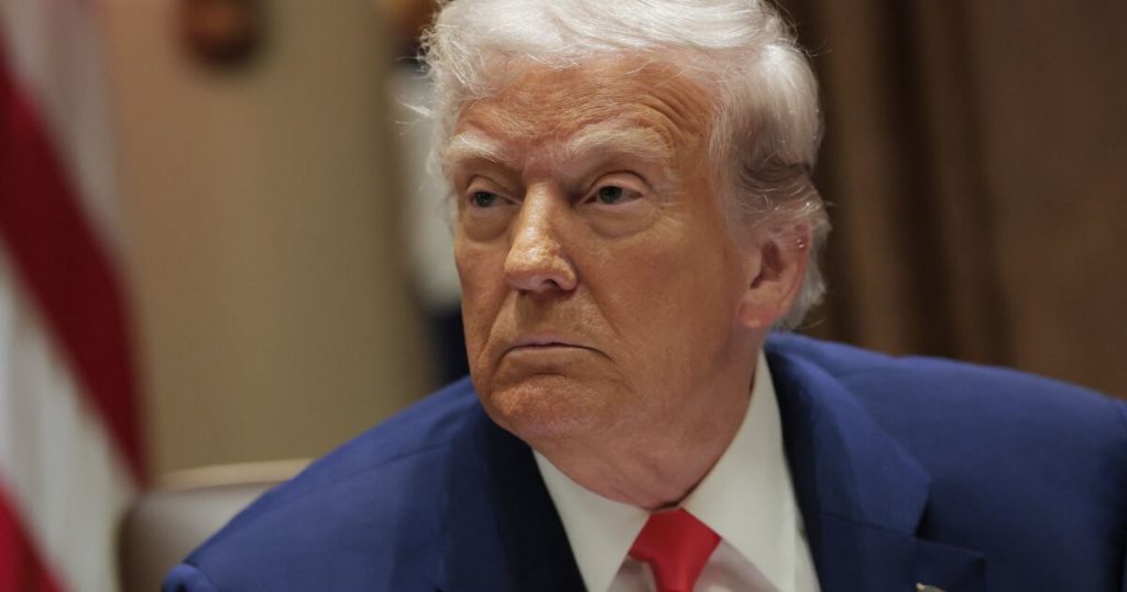 El T-MEC es 'irrelevante'; Trump rechaza autos de México y Canadá