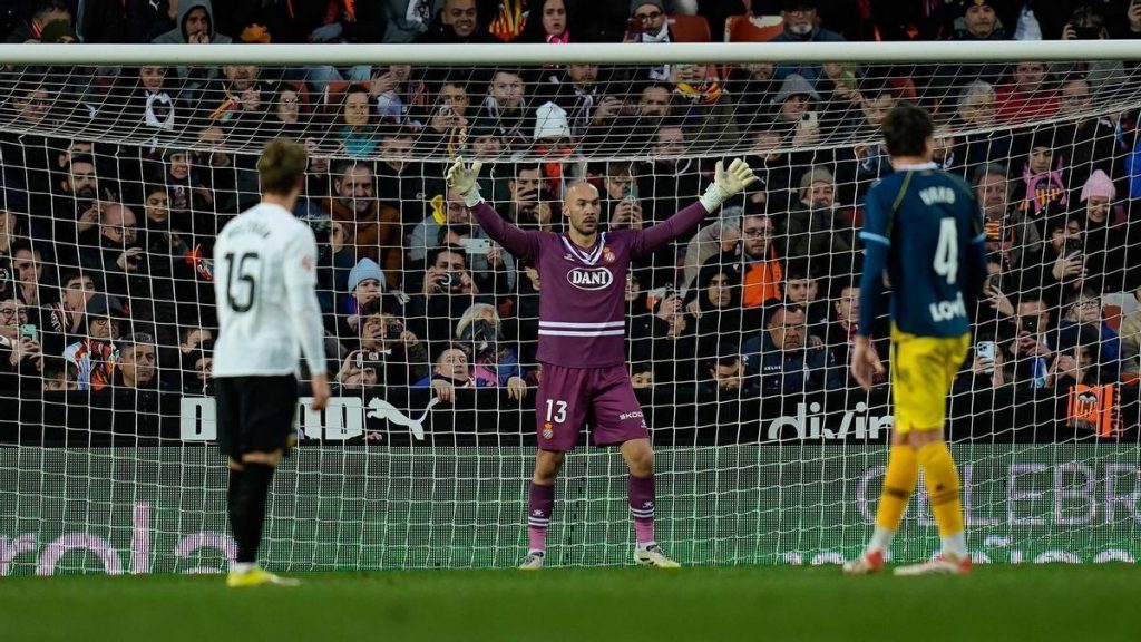 "El VAR debería haber avisado por la falta previa y cancelar al penalti"