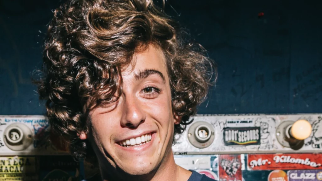 El cantante español Guitarricadelafuente protagoniza el próximo concierto del Tiny Desk