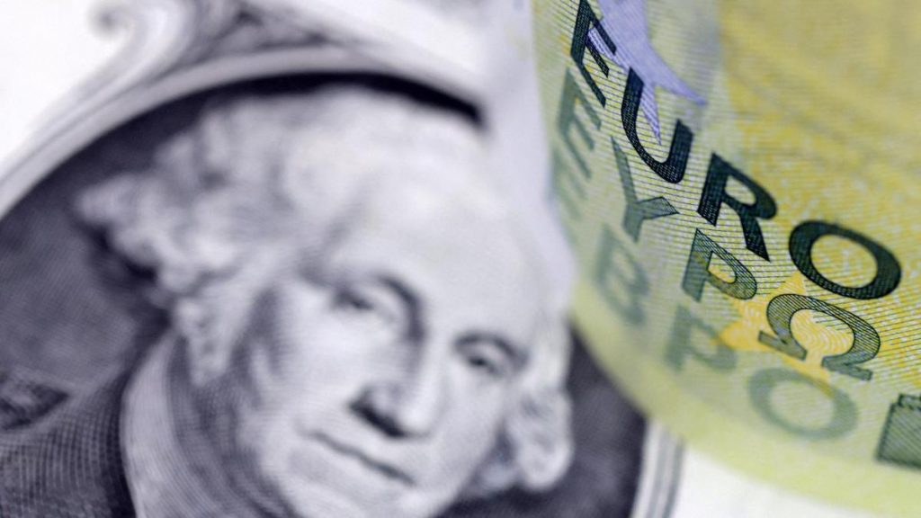 El dólar, en mínimos del 2021 tras decir Trump que no le preocupa la caída