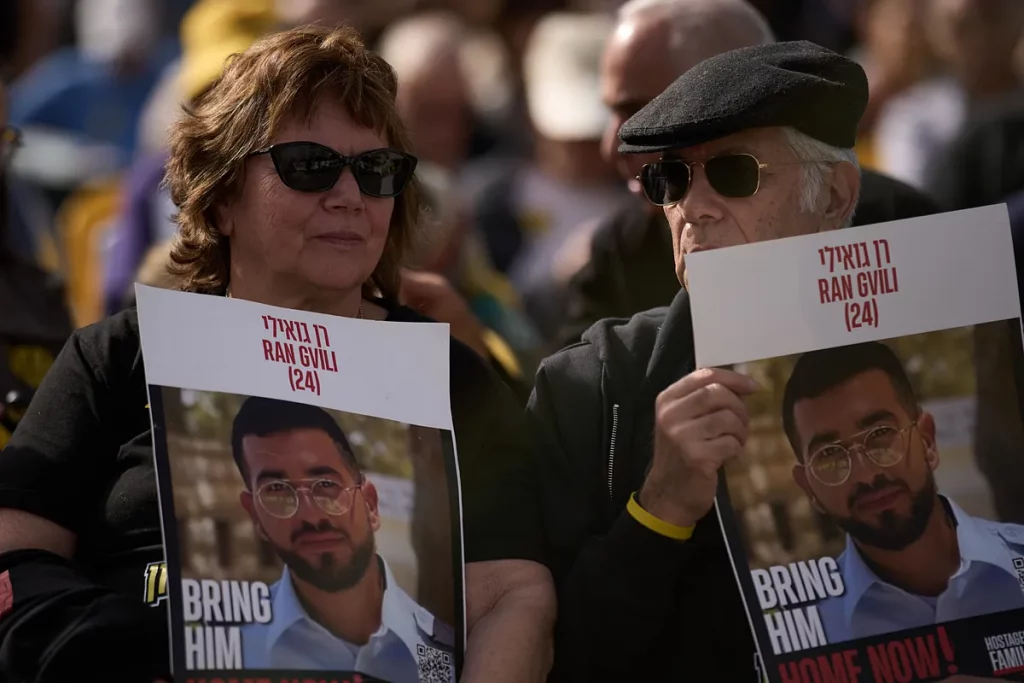 El ejército israelí busca el cuerpo del último rehén en un cementerio al norte de Gaza