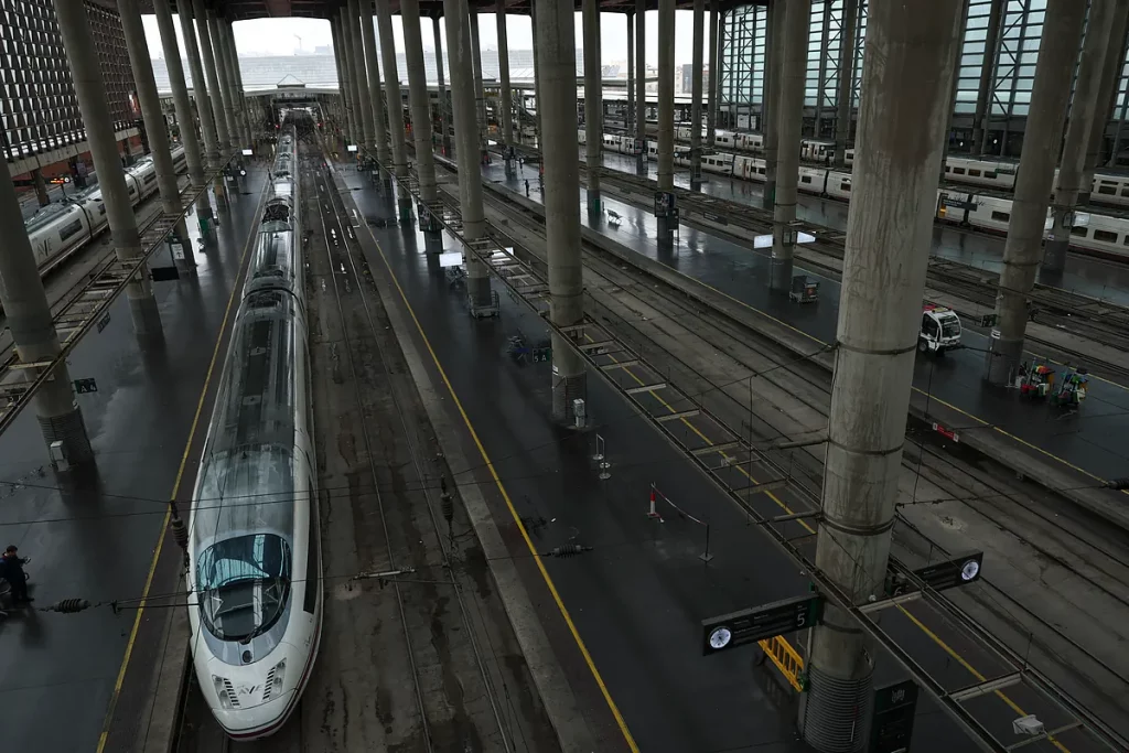 El fin de los fondos europeos quita a ADIF un pulmón de 1.000 millones al año y hasta un tercio de la inversión en la red El fin de los fondos europeos quita a ADIF un pulmón de 1.000 millones al año y hasta un tercio de la inversión en la red