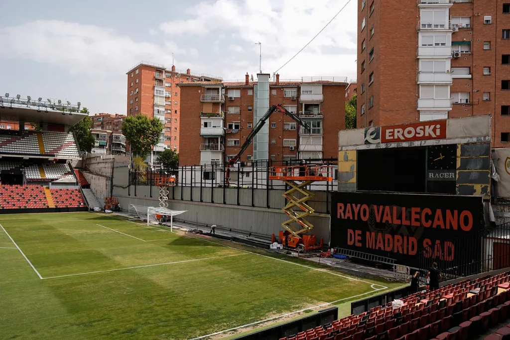 El futuro de Vallecas desata la tensión entre el Rayo y Ayuso: la Comunidad rechaza una 'mudanza' y defiende su reforma integral mientras el club se siente "condenado"
