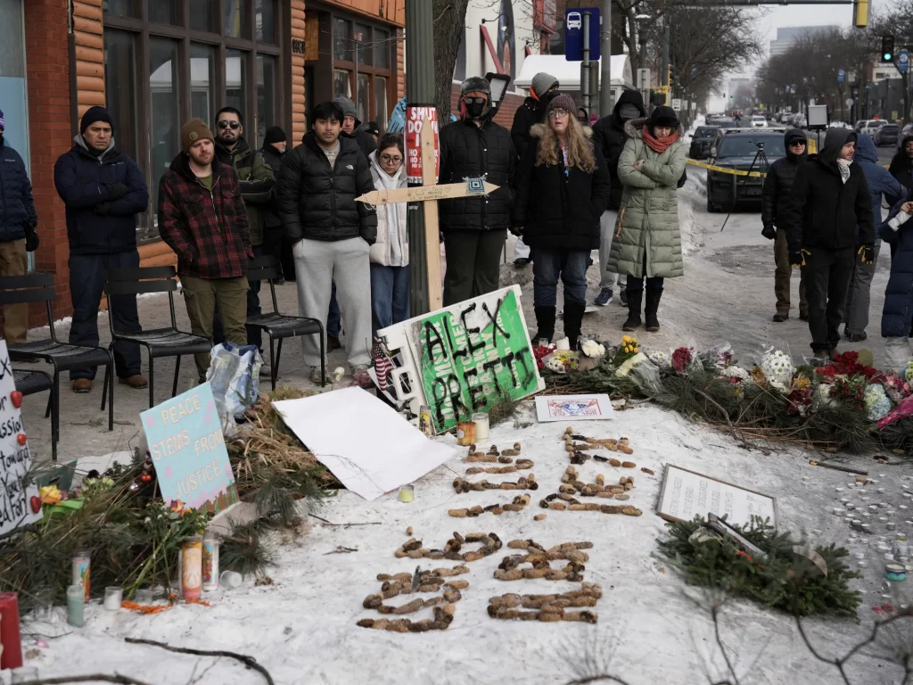 El gobernador de Minnesota, Walz, exige que Trump retire a los agentes fronterizos tras el asesinato de una enfermera | Protestas Noticias