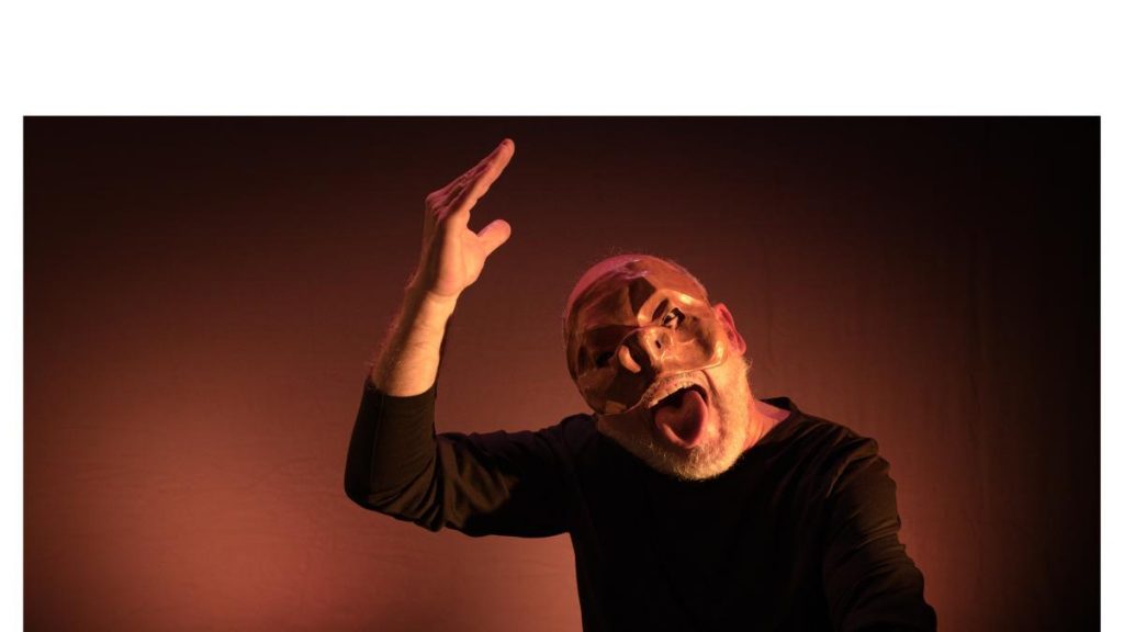 El griot Hassane Kouyaté responde a la pregunta de dónde venimos en los Teatros del Canal