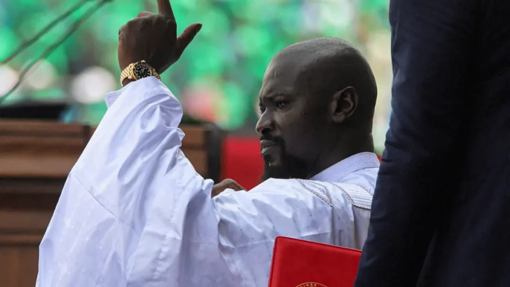 El líder militar Doumbouya juró como presidente de Guinea | Elecciones Noticias