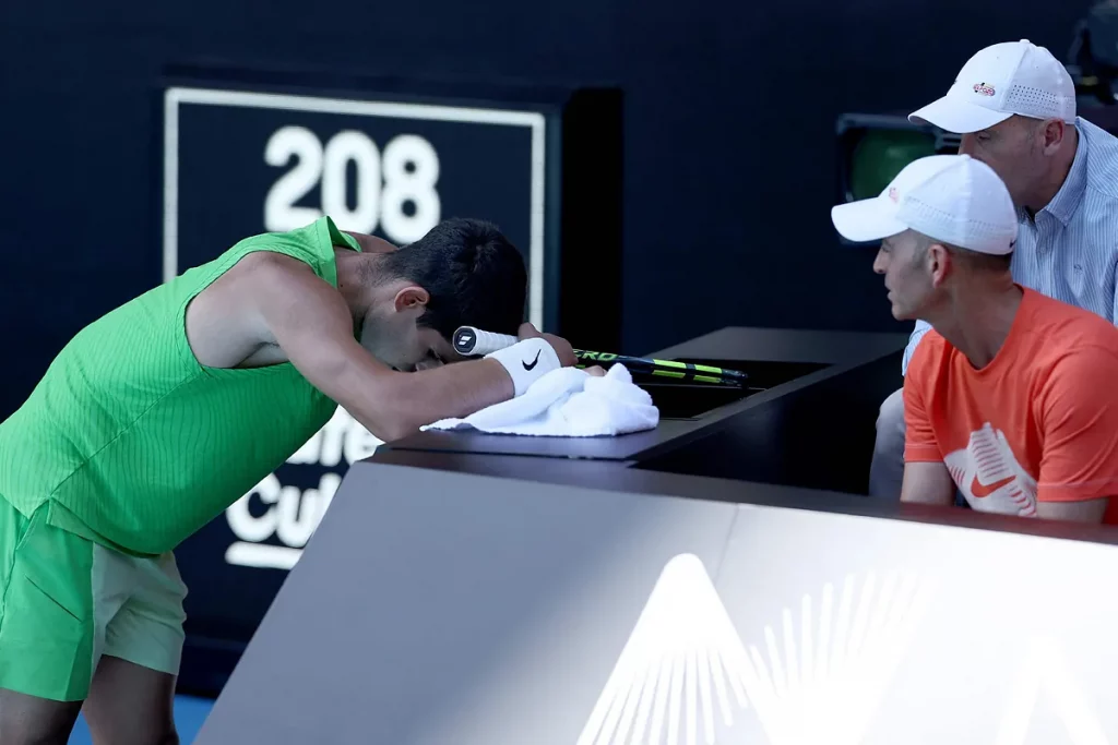 El momento crítico de Alcaraz durante la semifinal con Zverev: "He vomitado, no sé si tengo que tomarme algo"