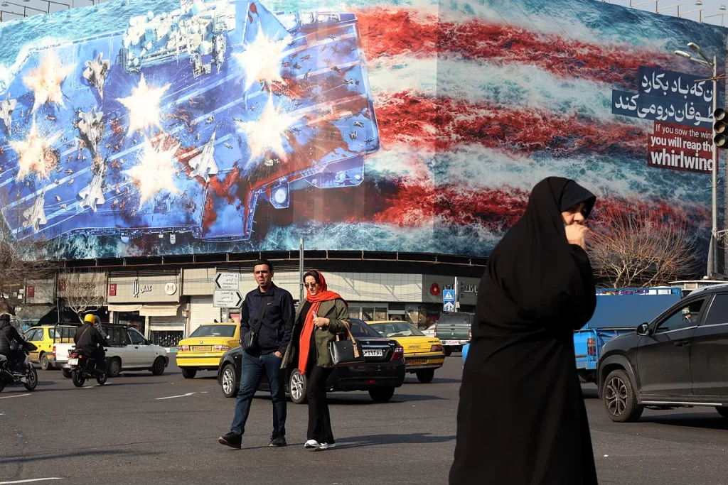 El portaaviones Abraham Lincoln, un escuadrón de cazas... Todas las señales de EEUU por las que Irán vuelve a estar en alerta