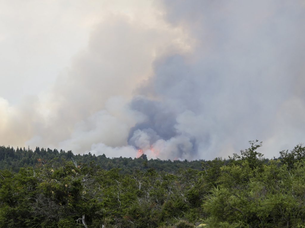 El pueblo que quedó entre dos incendios en Chubut y la desesperación porque nadie puede parar el fuego