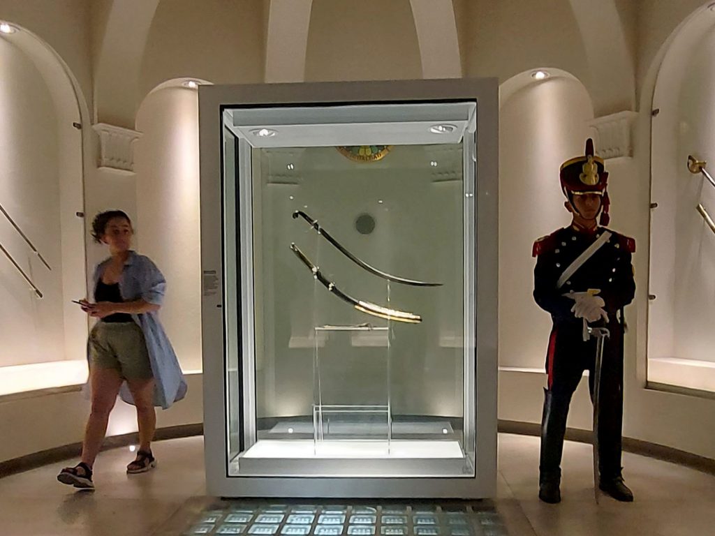 El sable corvo de San Martín en medio de los usos políticos del pasado en la era Milei