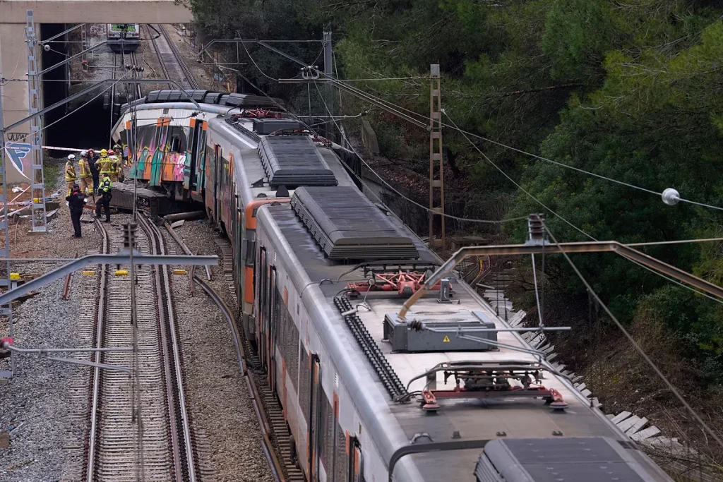 El servicio de Cercanías en Cataluña seguirá suspendido tras el accidente de un tren en Gelida y la Generalitat corta el tráfico en la autopista AP-7 de forma indefinida