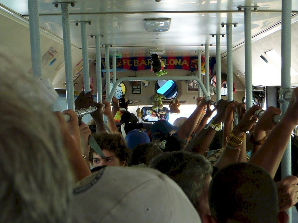 El transporte estatal de pasajeros de Cuba cayó un 93 % entre enero y septiembre de 2025