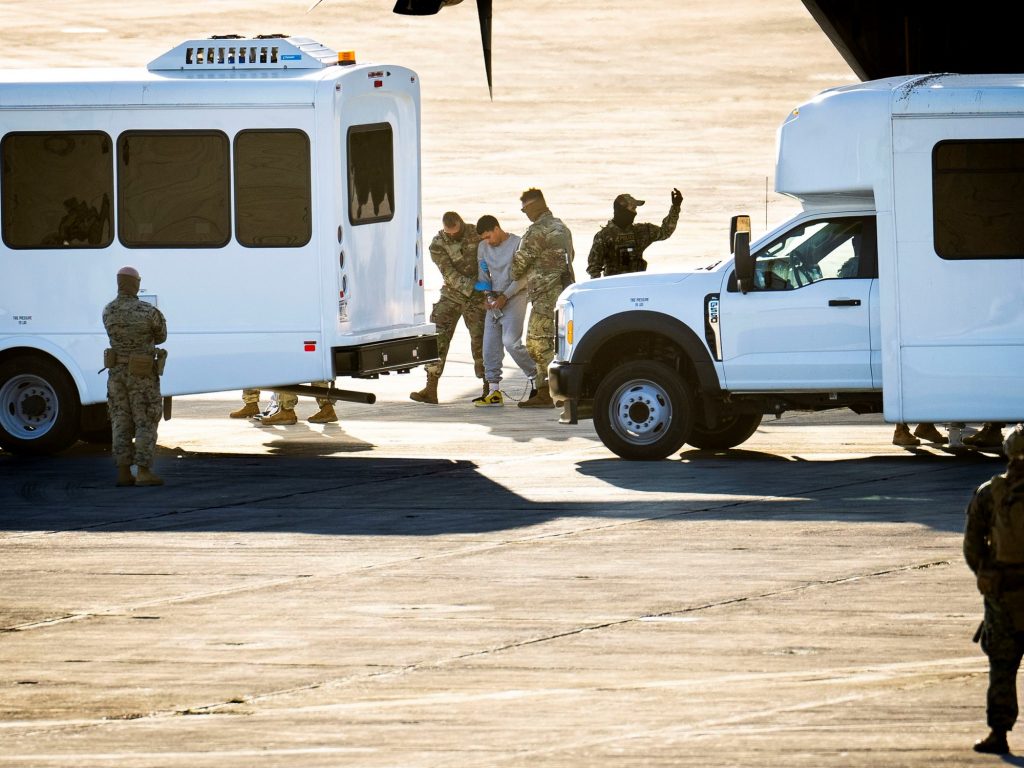El viaje de un grupo de deportados cubanos atrapados en Guantánamo El viaje de un grupo de deportados cubanos atrapados en Guantánamo