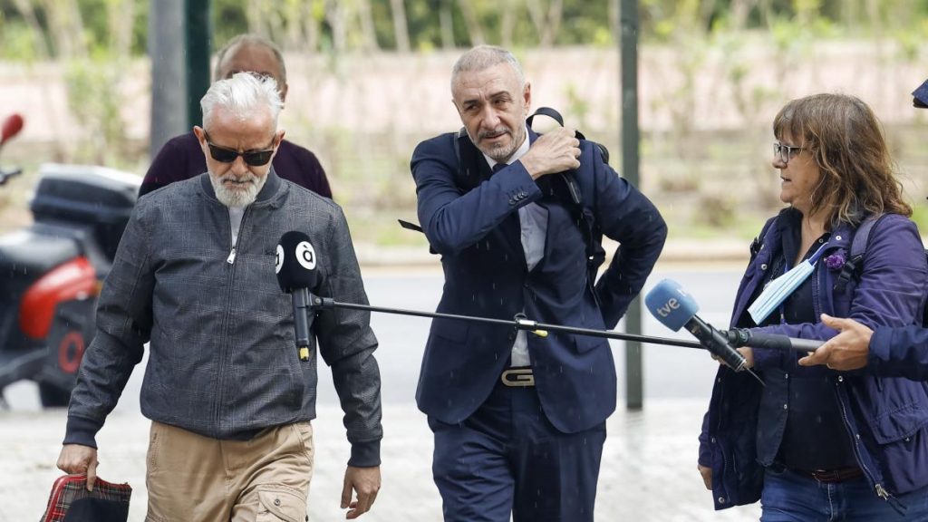 El ‘yonqui del dinero’ regresa al banquillo junto a tres empresarios por el amaño de contratos El 'yonqui del dinero' regresa al banquillo junto a tres empresarios por el amaño de contratos