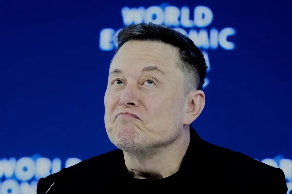 Elon Musk en Davos: "Con la energía solar de áreas despobladas de España y de Sicilia hay electricidad para toda Europa"