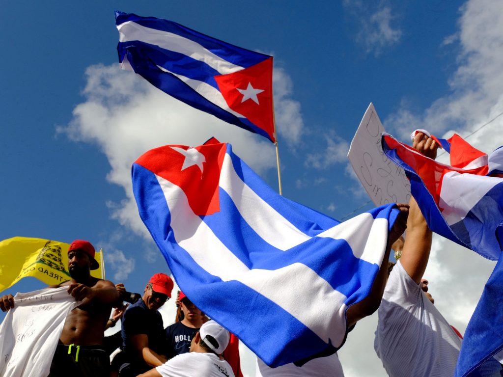 En los bares de Miami y entre humo de "puros", los cubanos anhelan un golpe de Trump en La Habana similar al de Venezuela.