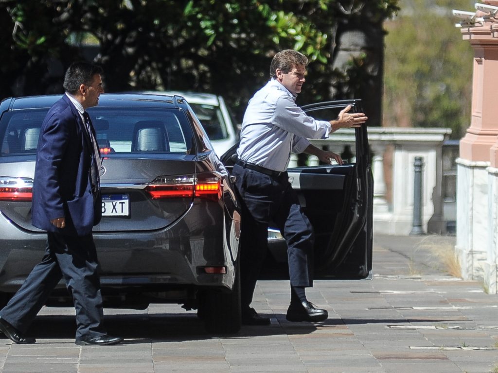 “Entrega de soberanía” y “alineamiento a Estados Unidos”, las sospechas del gobernador de Tierra del Fuego por la intervención del puerto de Ushuaia y el avión que llegó de Washington