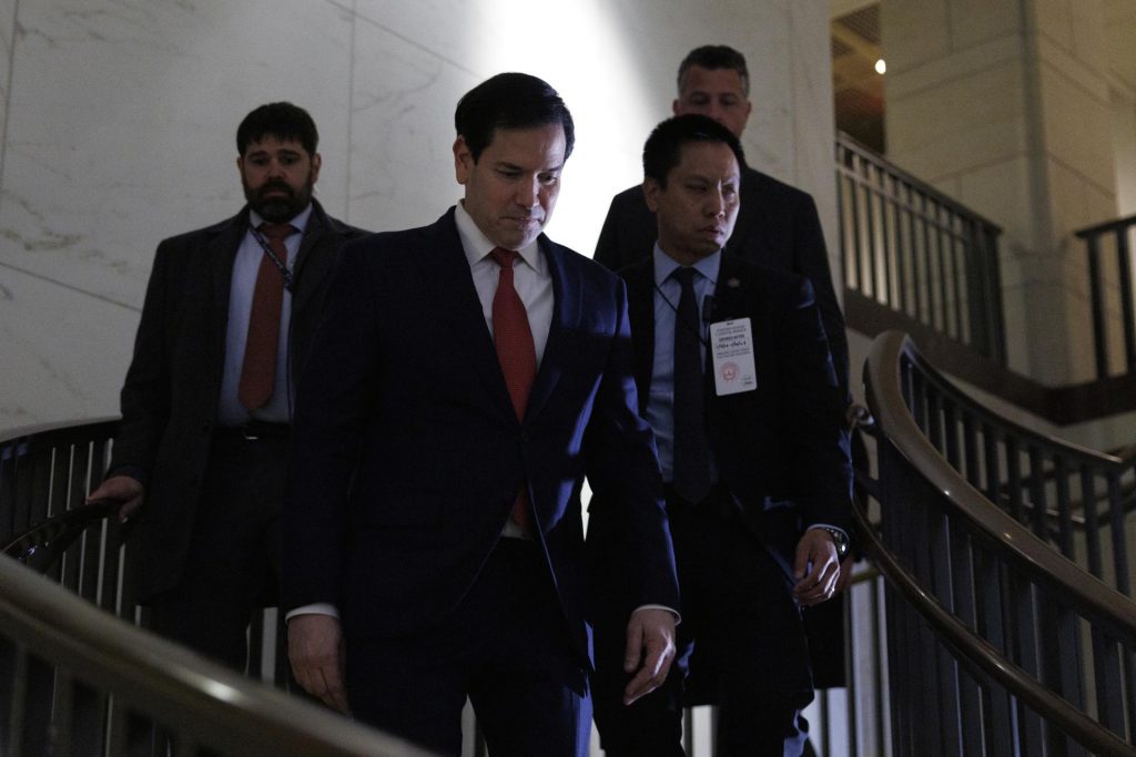 Equipo de Trump prepara opciones militares en Irán tras suspender diálogo con el régimen