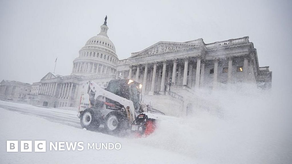 “Es una especie de asentamiento ártico”: la potente tormenta de nieve en EE.UU. deja al menos 17 muertos y mantiene 800.000 hogares sin electricidad "Es una especie de asentamiento ártico": la potente tormenta de nieve en EE.UU. deja al menos 17 muertos y mantiene 800.000 hogares sin electricidad