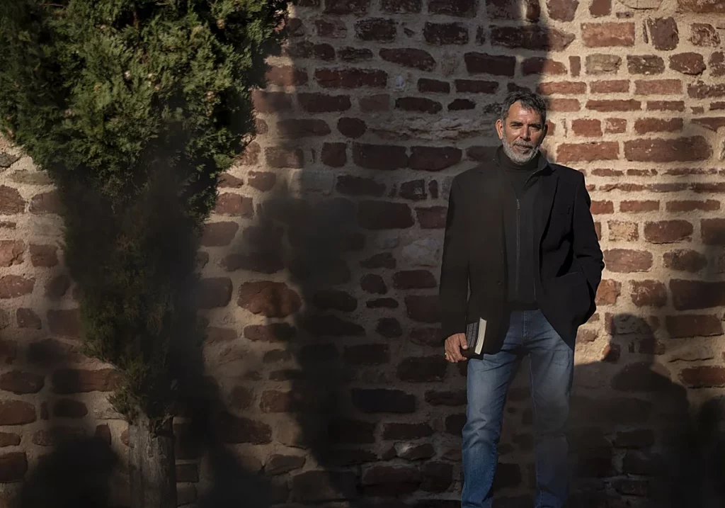 «Escribo para los que no se rinden y encuentra grietas en la oscuridad» «Escribo para los que no se rinden y encuentra grietas en la oscuridad»