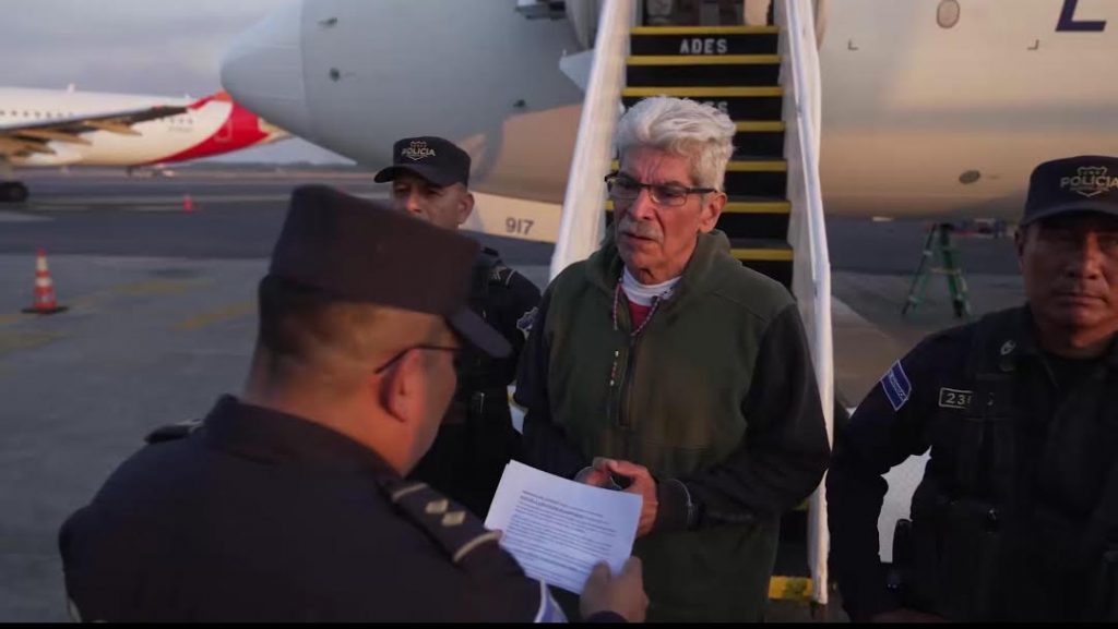 Estados Unidos entrega a Norman Quijano para que cumpla su condena en El Salvador
