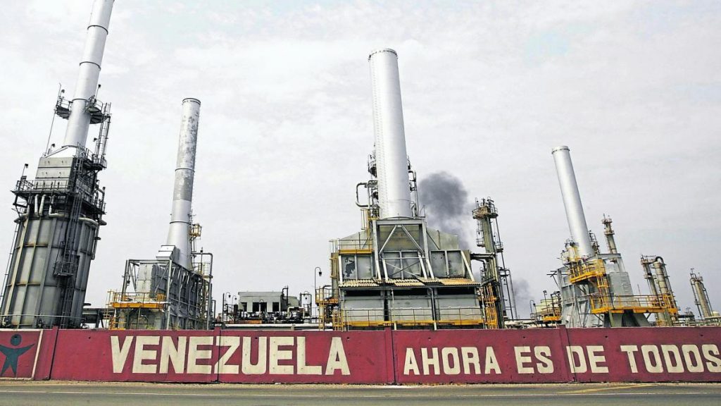 Estados Unidos levanta sanciones a la petrolera estatal Pdvsa, pero retendrá los ingresos en cuentas supervisadas