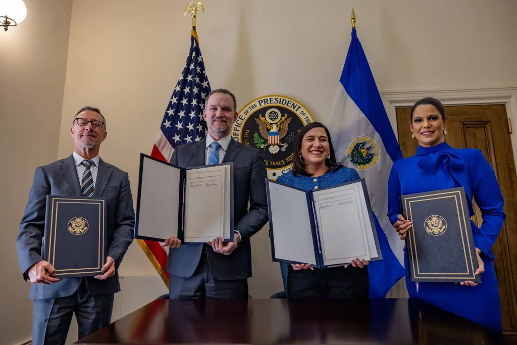 Estados Unidos y El Salvador firman un "acuerdo de comercio recíproco" para eliminar aranceles
