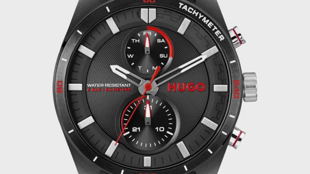 Este reloj HUGO BOSS, inspirado en las carreras, con correa de piel y costuras rojas, tiene un muy buen descuento.