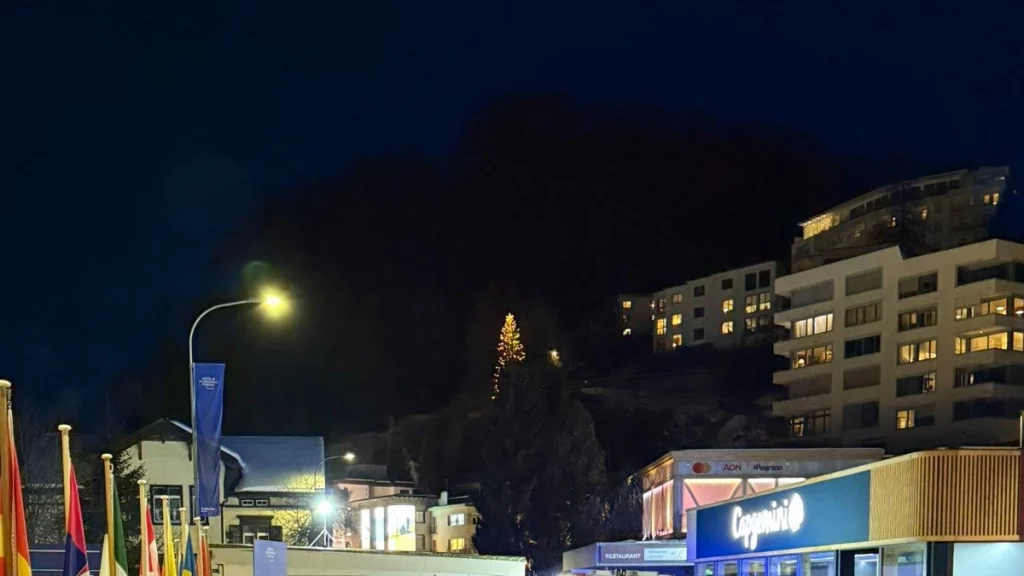 Evacúan de emergencia centro de conferencias del Foro Económico Mundial en Davos, Suiza, por aparente incendio en sitio cercano: 'Hay helicópteros'