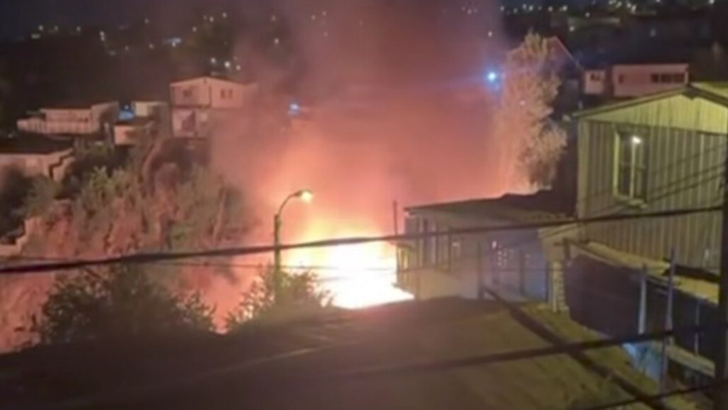 Familia completa muere tras voraz incendio que destruyó dos viviendas en Valparaíso Familia completa muere tras voraz incendio que destruyó dos viviendas en Valparaíso