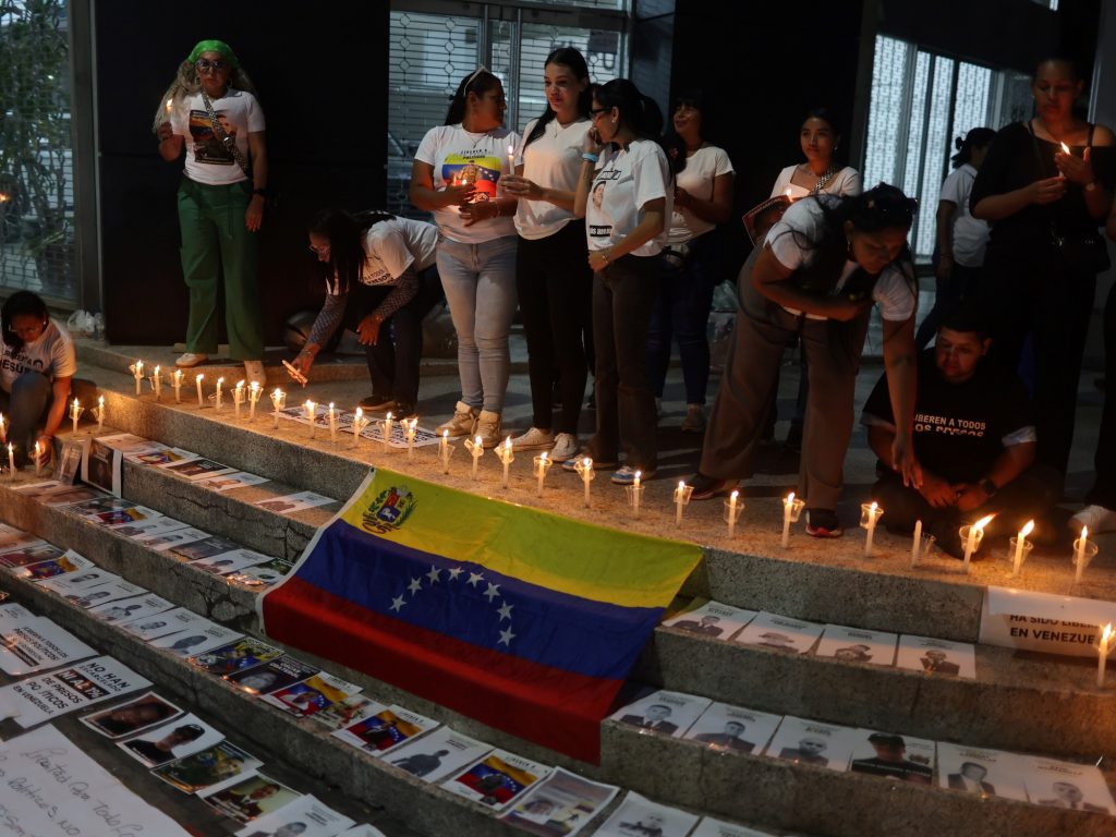 Familiares de presos políticos denuncian la muerte de un abogado detenido por el régimen chavista.