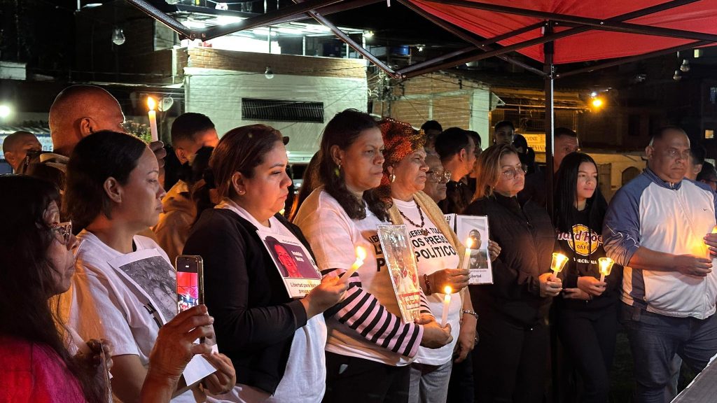 Familias de presos políticos en Rodeo I realizó una misa tras 14 días de vigilia exigiendo libertad total Familias de presos políticos en Rodeo I realizó una misa tras 14 días de vigilia exigiendo libertad total