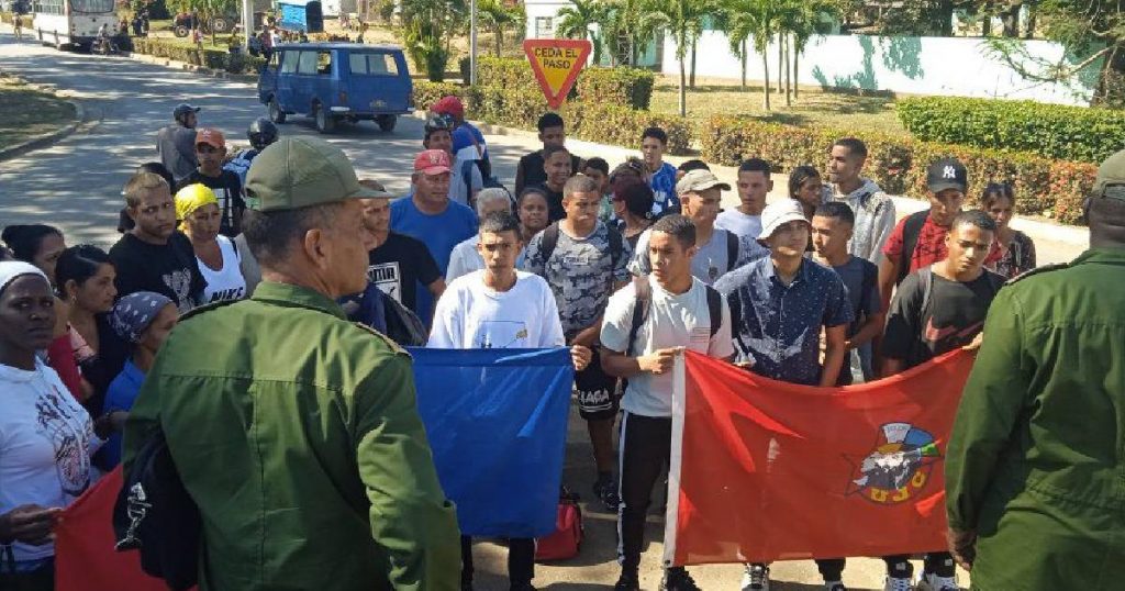 Familias en Santiago de Cuba denuncian opacidad en envíos de jóvenes reclutas hacia La Habana Familias en Santiago de Cuba denuncian opacidad en envíos de jóvenes reclutas hacia La Habana