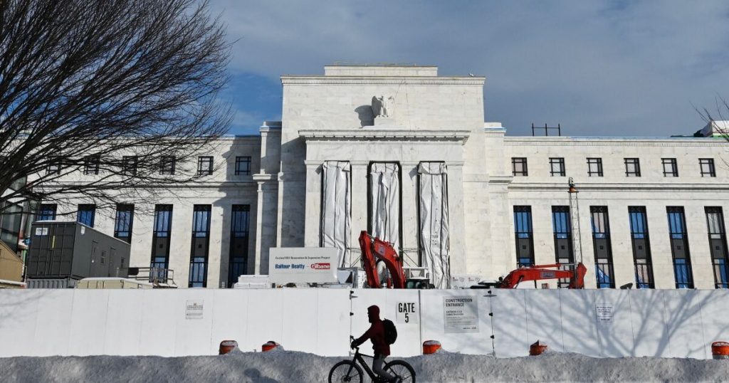 Fed mantiene tasas de interés sin cambios y desafía presión de Trump