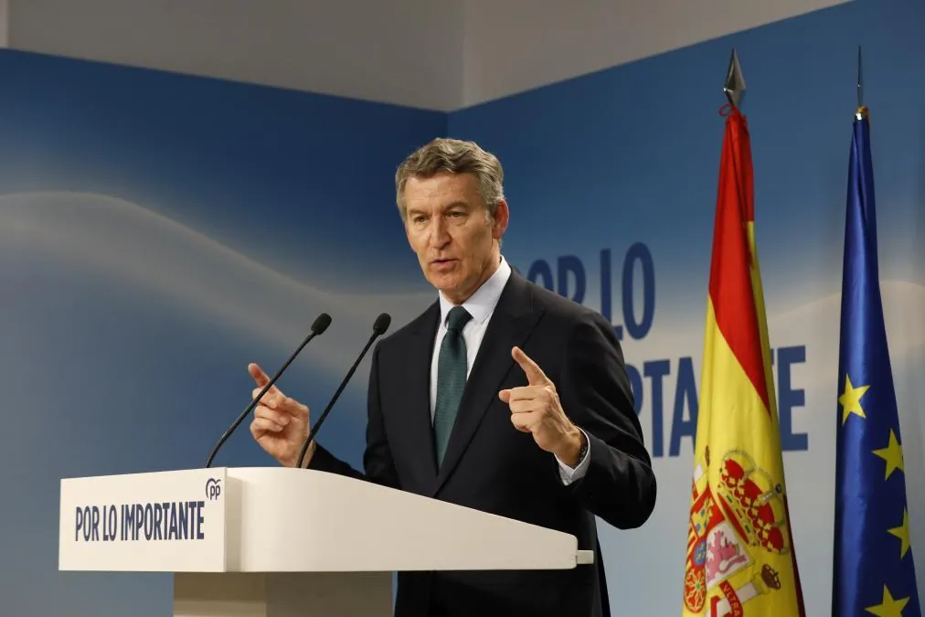 Feijóo acusa a Puente de "decir medias verdades" sobre la vía del accidente: "El mantenimiento es absolutamente insuficiente" Feijóo acusa a Puente de "decir medias verdades" sobre la vía del accidente: "El mantenimiento es absolutamente insuficiente"