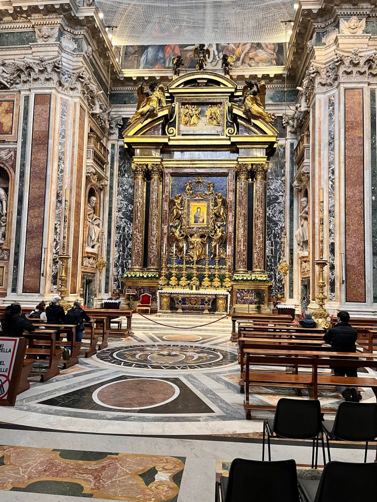 Flores y oraciones acompañan la tumba del papa Francisco.