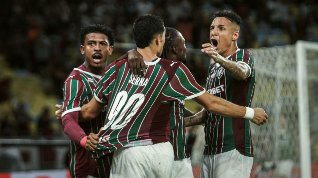 Fluminense vence clásico interrompido por dilúvio e complica la vida do Flamengo no Carioca