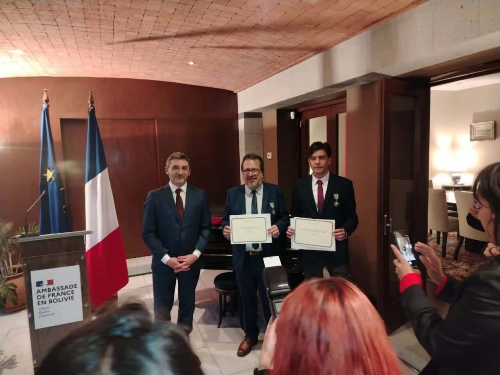 Francia reconoce al editor Fernando Barrientos como Caballero de las Artes y Letras