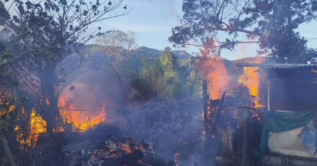 Fuego en bodega próxima al Volcán Barú pone en alerta a autoridades ambientales ya los bomberos - Provincias