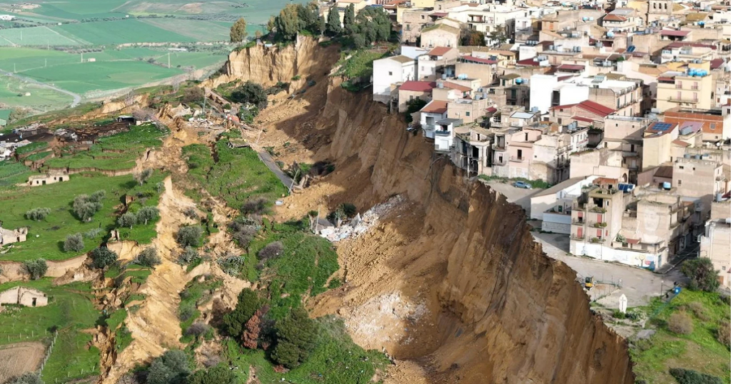 Fuertes lluvias generan tamaños de tierra que dejaron a un pueblo italiano al borde del derrumbe en Sicilia.