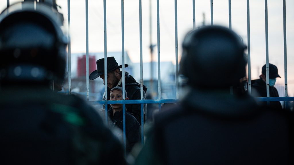 Fugas y confusión en las prisiones sirias del EI tras la repentina retirada de las SDF