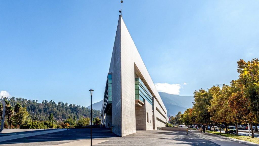 Funcionario destituido por tener sexo en municipio de Vitacura exige compensación millonaria Funcionario destituido por tener sexo en municipio de Vitacura exige compensación millonaria