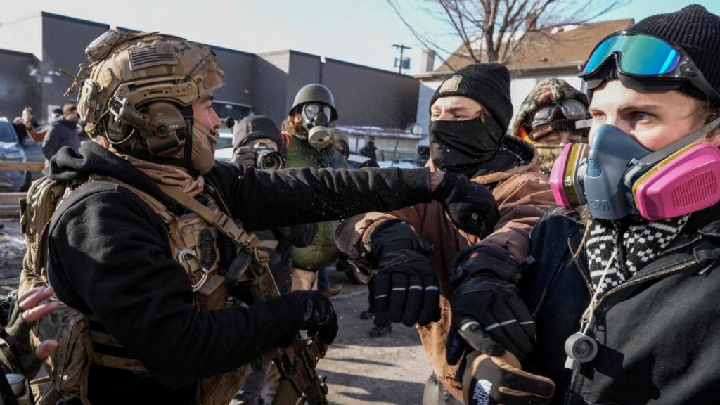 Gobernador de Minnesota denuncia "otro tiroteo atroz" por agentes federales de la UE