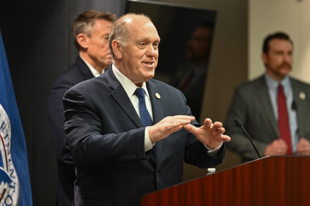 Gobierno de Donald Trump no abandonará su misión migratoria, asegura zar fronterizo