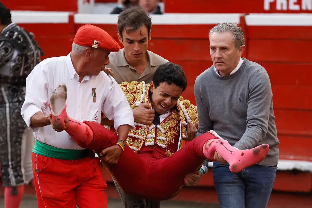 Grave percance de Juan de Castilla, con una extensa cornada y fractura de tibia y peroné, en el debut triunfal de David de Miranda en Manizales