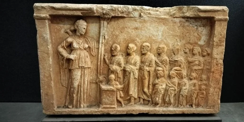 Grecia recupera valiosas antigüedades y repatria un relieve ático único del siglo IV aC Grecia recupera valiosas antigüedades y repatria un relieve ático único del siglo IV aC